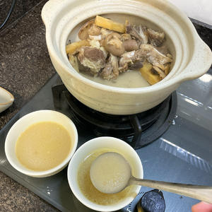 清汤羊肉火锅和涮羊肉片