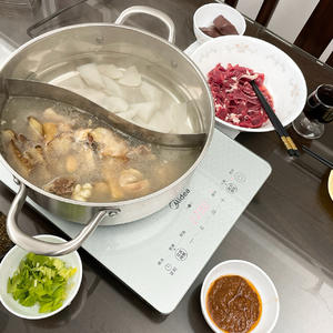 清汤羊肉火锅和涮羊肉片