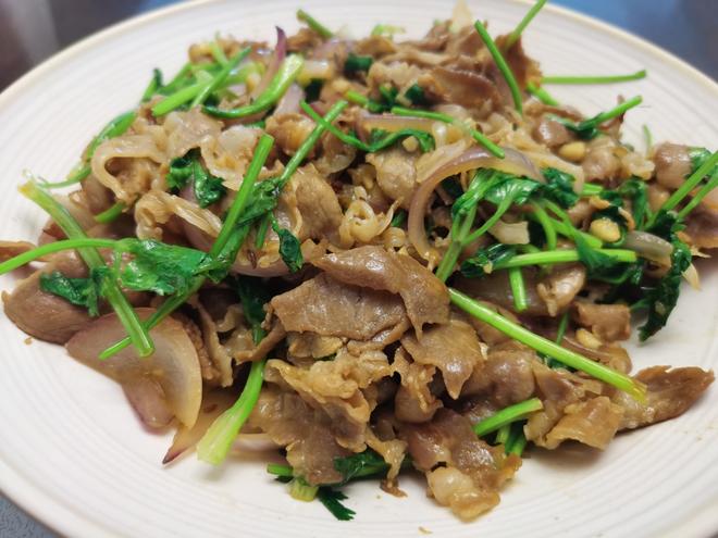 洋葱香菜爆羊肉片，媲美饭店的铁板羊肉，简单零失手～