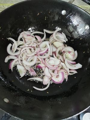 洋葱香菜爆羊肉片，媲美饭店的铁板羊肉，简单零失手～