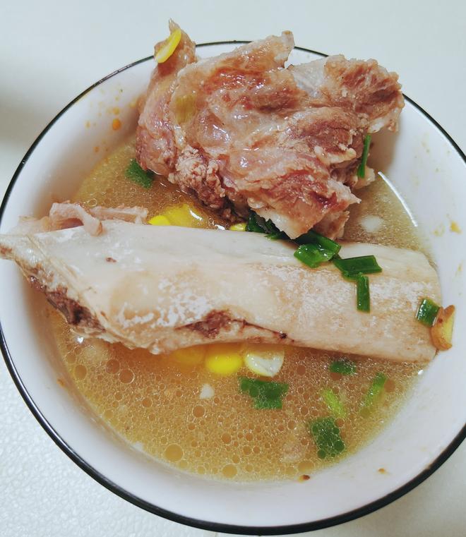 补钙牛骨汤。小孩必备