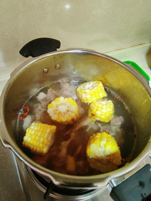 补钙牛骨汤。小孩必备