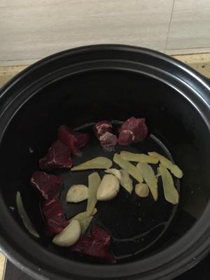 牛骨白萝卜汤（如何熬出奶白）