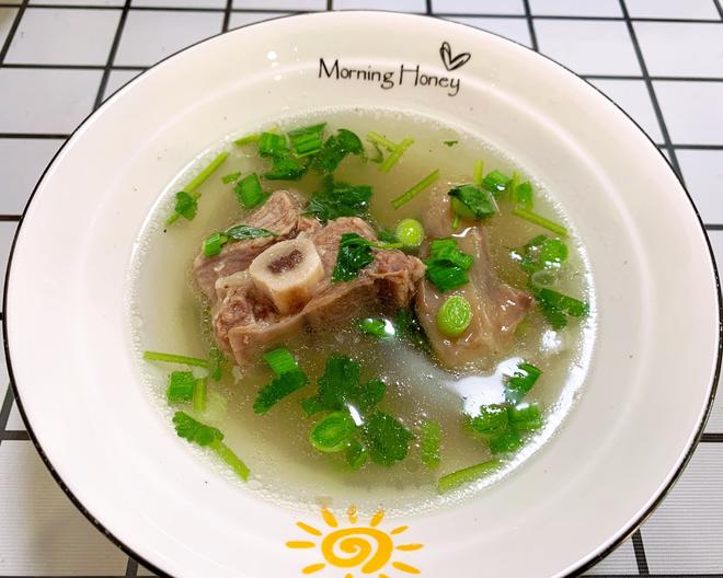 清炖牛骨汤（原汁原味，香气四溢，冬天的早晨喝一碗，好满足😄）