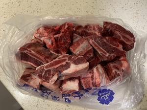 清炖牛骨汤（原汁原味，香气四溢，冬天的早晨喝一碗，好满足😄）