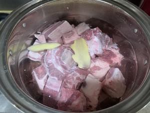 清炖牛骨汤（原汁原味，香气四溢，冬天的早晨喝一碗，好满足😄）