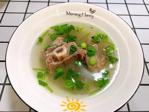 清炖牛骨汤（原汁原味，香气四溢，冬天的早晨喝一碗，好满足😄）