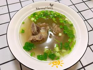 清炖牛骨汤（原汁原味，香气四溢，冬天的早晨喝一碗，好满足😄）