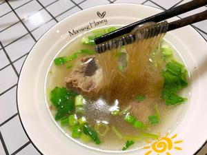 清炖牛骨汤（原汁原味，香气四溢，冬天的早晨喝一碗，好满足😄）