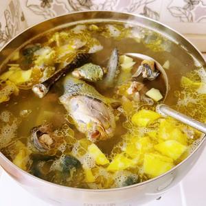 板栗黄萝卜老种乌鸡汤(乌皮老母鸡汤)