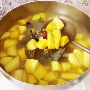 板栗黄萝卜老种乌鸡汤(乌皮老母鸡汤)