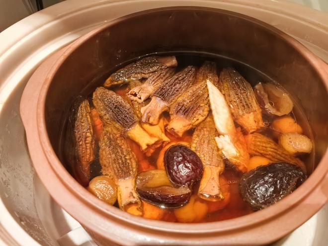 羊肚菌板栗老母鸡汤