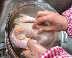 如何炖出一锅鲜比鸡精的鸡汤？三黄鸡🐔喝汤吃肉两不误