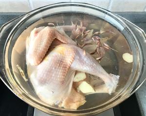 如何炖出一锅鲜比鸡精的鸡汤？三黄鸡🐔喝汤吃肉两不误