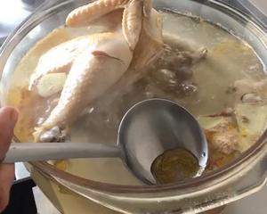 如何炖出一锅鲜比鸡精的鸡汤？三黄鸡🐔喝汤吃肉两不误