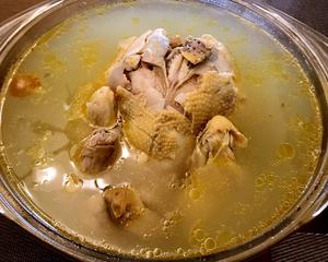 如何炖出一锅鲜比鸡精的鸡汤？三黄鸡🐔喝汤吃肉两不误