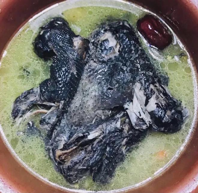 乌鸡汤(红枣、枸杞、没用一滴油、汤鲜肉烂)
