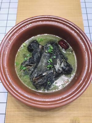 乌鸡汤(红枣、枸杞、没用一滴油、汤鲜肉烂)