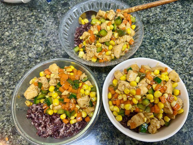 鸡胸肉炒玉米黄瓜粒