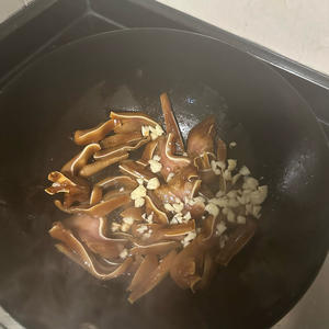 ✅挑战365天晚餐不重样第98天：爆炒猪耳‼️