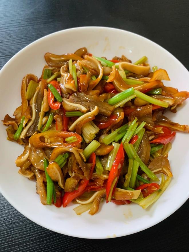 下饭家常菜：好吃到尖叫的辣椒炒猪耳~