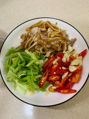 下饭家常菜：好吃到尖叫的辣椒炒猪耳~