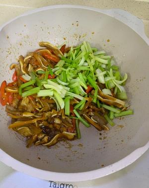 下饭家常菜：好吃到尖叫的辣椒炒猪耳~