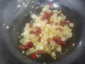 酸辣肥肠家常下饭菜