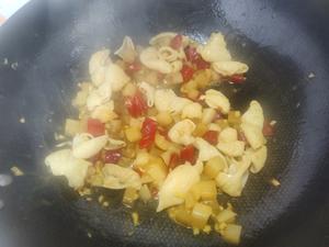 酸辣肥肠家常下饭菜