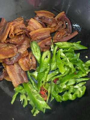 腊肉炒杏鲍菇-被妈妈说暴殄天物的五花肉吃法！我真的好爱！