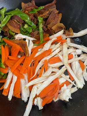 腊肉炒杏鲍菇-被妈妈说暴殄天物的五花肉吃法！我真的好爱！