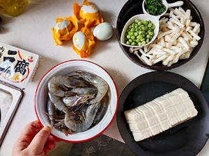 鲜掉眉毛！咸蛋黄鲜虾豆腐｜天冷煮一锅，暖胃又舒心