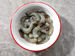 鲜掉眉毛！咸蛋黄鲜虾豆腐｜天冷煮一锅，暖胃又舒心