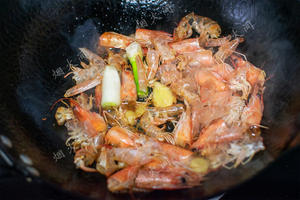 鲜掉眉毛！咸蛋黄鲜虾豆腐｜天冷煮一锅，暖胃又舒心