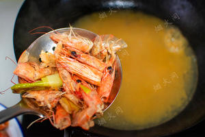 鲜掉眉毛！咸蛋黄鲜虾豆腐｜天冷煮一锅，暖胃又舒心