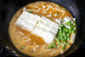 鲜掉眉毛！咸蛋黄鲜虾豆腐｜天冷煮一锅，暖胃又舒心