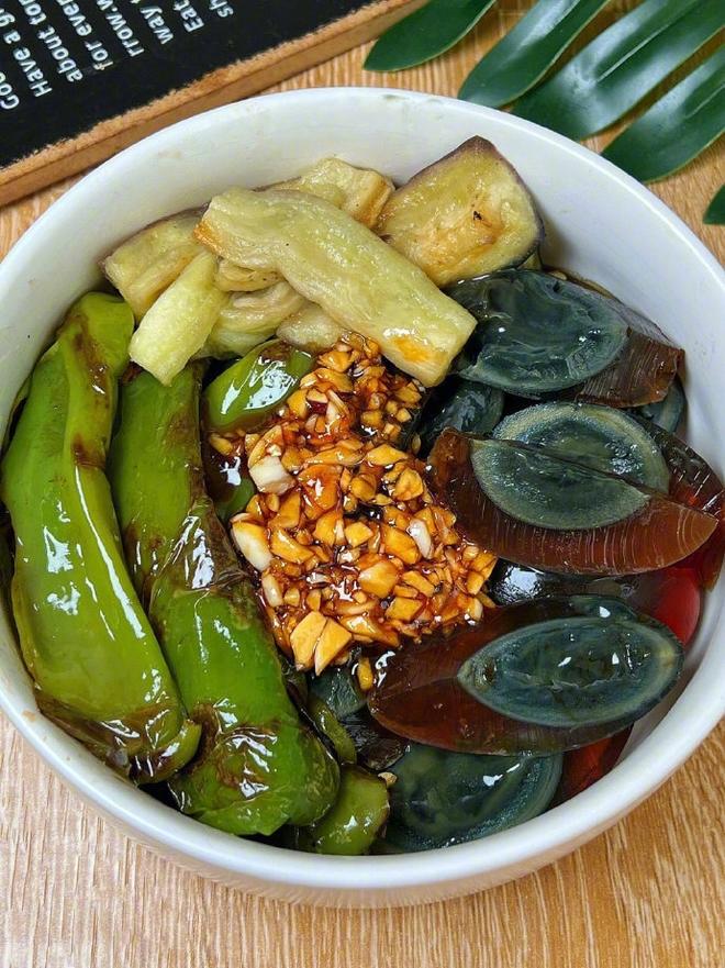 秋燥最下饭开胃的“虎椒皮蛋”
