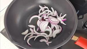 洋葱滑蛋肥牛卷/饭。一个人也要好好吃饭