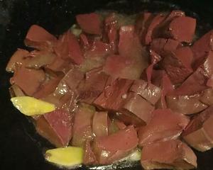 猪血炒韭菜，每周吃两三次，养胃补血，气色佳