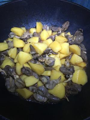 鸡心炖土豆