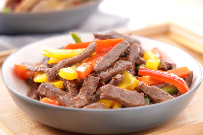 色彩鲜亮饱满的牛肉菜，孩子爱吃的——彩椒牛柳【孔老师教做菜】