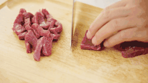 色彩鲜亮饱满的牛肉菜，孩子爱吃的——彩椒牛柳【孔老师教做菜】