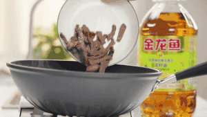 色彩鲜亮饱满的牛肉菜，孩子爱吃的——彩椒牛柳【孔老师教做菜】