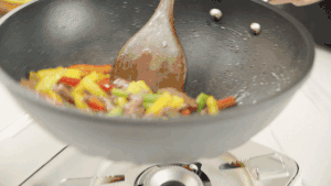 色彩鲜亮饱满的牛肉菜，孩子爱吃的——彩椒牛柳【孔老师教做菜】