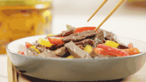 色彩鲜亮饱满的牛肉菜，孩子爱吃的——彩椒牛柳【孔老师教做菜】