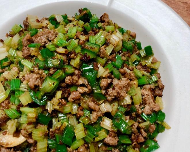 米饭杀手｜芹菜粒炒牛肉末
