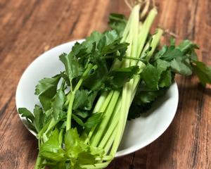 米饭杀手｜芹菜粒炒牛肉末