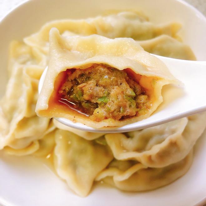爆汁牛肉芹菜饺子🥟（附牛肉馅不干柴方法）