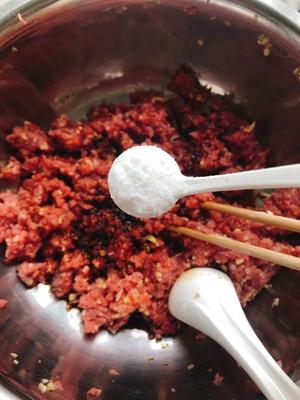 爆汁牛肉芹菜饺子🥟（附牛肉馅不干柴方法）