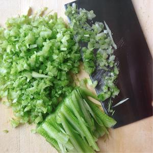 爆汁牛肉芹菜饺子🥟（附牛肉馅不干柴方法）
